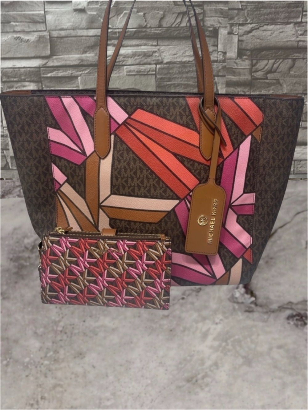 Michael Kors Sinclair Geometric 3D Grab Tote Brown/Red/Pink & Matching Wallet
2 - Picture 2 of 14